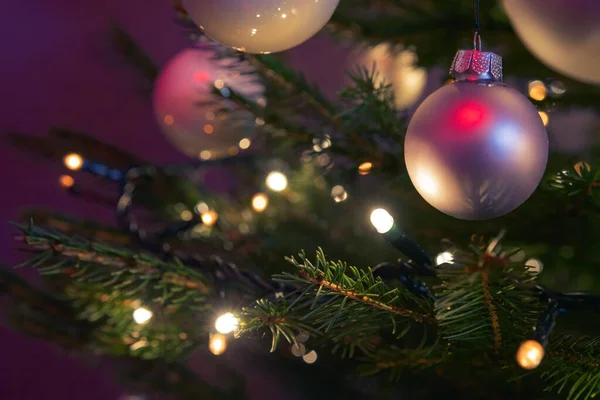 Belo detalhe de enfeites de Natal e luzes em uma árvore de Natal real — Fotografia de Stock