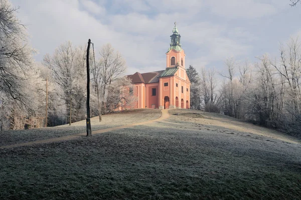 Ljubljana 'daki Roznik tepesinin tepesindeki eski Katolik kilisesi.