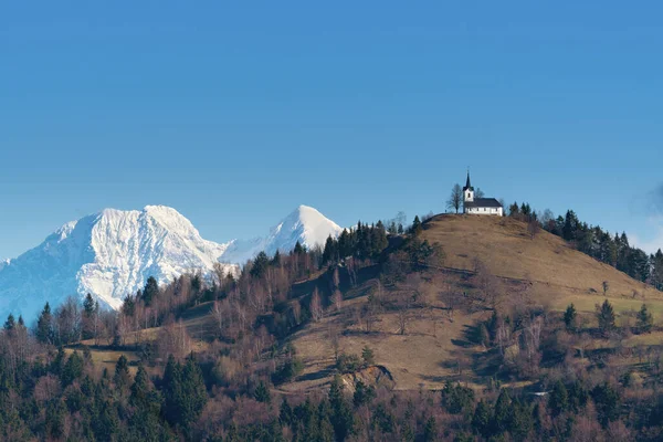 Krásná Krajina Starým Katolickým Kostelem Jakuba Vrcholu Kopce Zasněženými Vrcholky — Stock fotografie