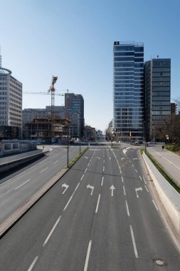 Ljubljana, Slovenya - 17 Mart 2020: Dünya çapında Coronavirus Covid-19 salgını nedeniyle Ljubljana şehir merkezinin neredeyse terk edilmiş sokakları.
