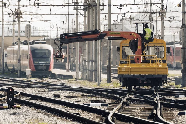 Ljubljana, Slovenya - 17 Mart 2020: Slovenya 'nın Ljubljana kentindeki tren istasyonunda demiryolu bakımını kravatlı işçiler yapıyor