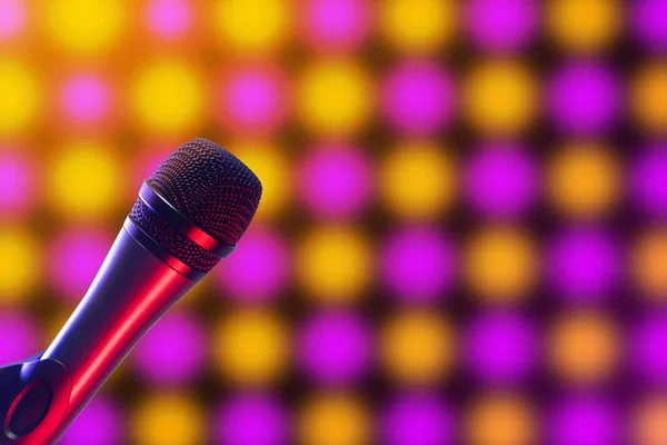 Closeup Microfone Vocal Rosa Roxo Amarelo Disco Iluminação Fundo Música — Fotografia de Stock