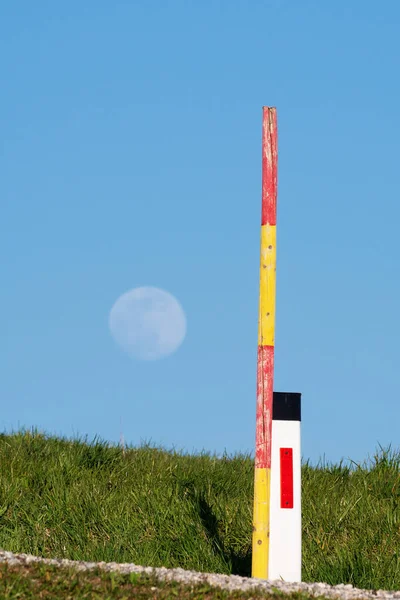 Рефлекторный Столб Снежный Столб Обочине Дороги Фоне Восходящей Луны Транспортные — стоковое фото