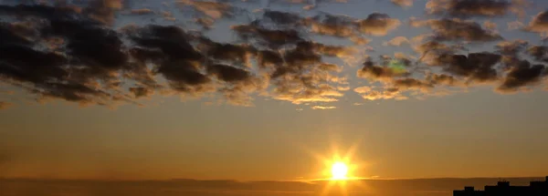 Nascer do sol na cidade no outono — Fotografia de Stock