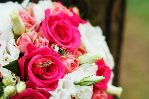Buquê de noiva com anéis de casamento — Fotografia de Stock