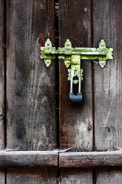 Old lock, the old wooden door — Stock Photo, Image