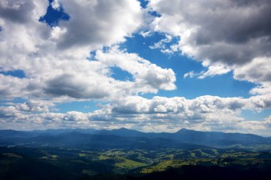 Yazın Karpat Dağları manzarası