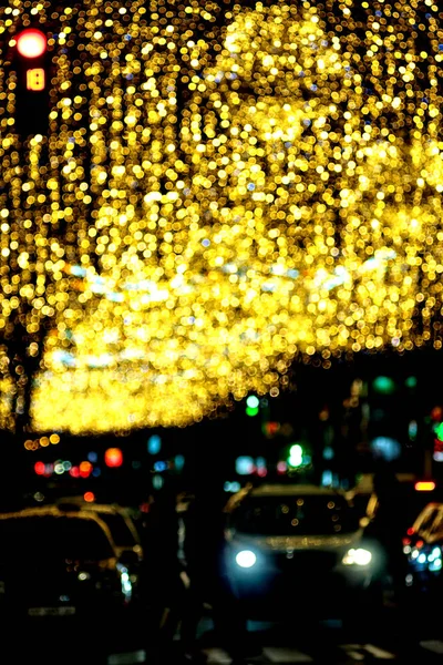 Lingkaran terang dari lampu jalan dan lampu mobil pada foto jalan malam yang tidak fokus . — Stok Foto
