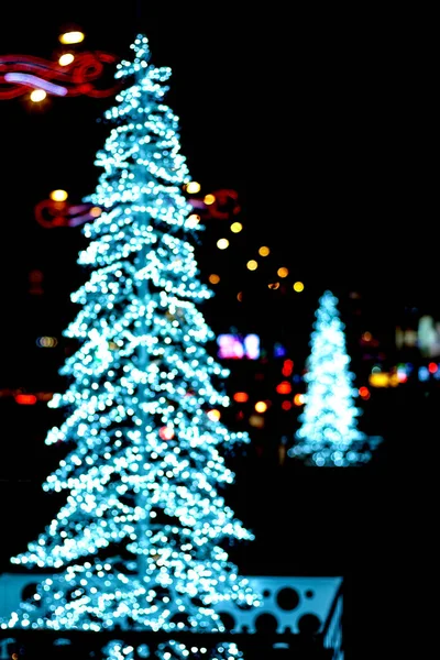 Αφεστρωμένα φώτα χριστουγεννιάτικο δέντρο για κάρτες — Φωτογραφία Αρχείου
