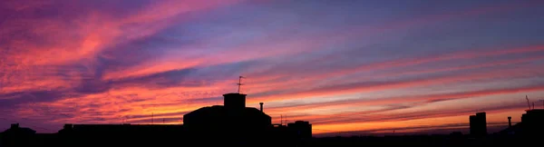街の建物の上に劇的な夕日 パノラマ都市の背景 — ストック写真