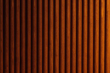 Soyut dikey çizgiler desenli ahşap kaplama, eğimli aydınlatma ile arka plan