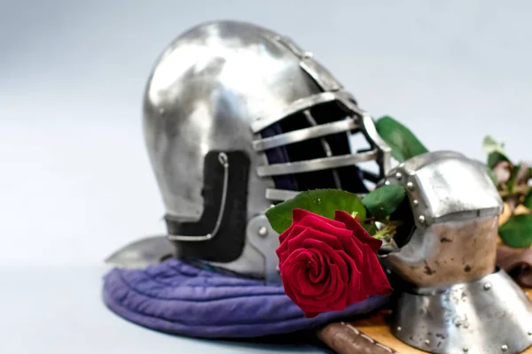 騎士の兜と盾の手袋 赤いバラを持つ手袋 — ストック写真