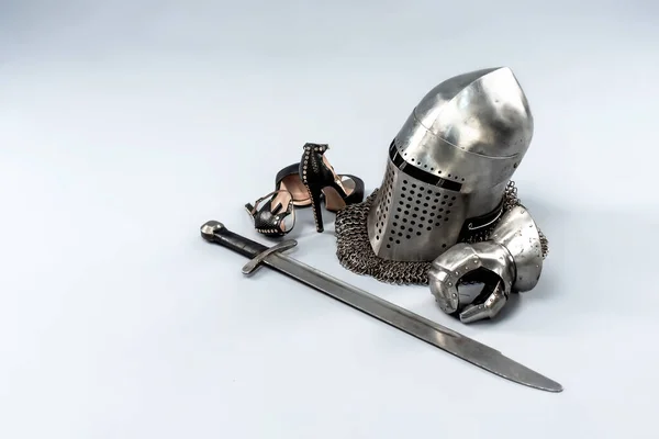 Munições Cavaleiro Capacete Luva Espada Isolados Fundo Branco Fotografias De Stock Royalty-Free