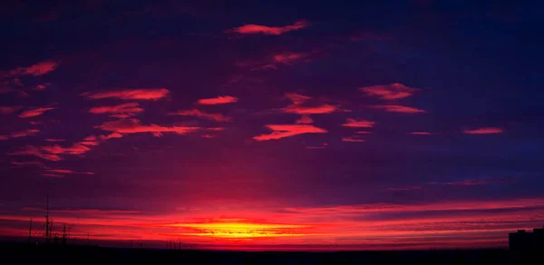 Dramática Madrugada Cidade Nascer Sol Primavera Fundo Panorâmico — Fotografia de Stock