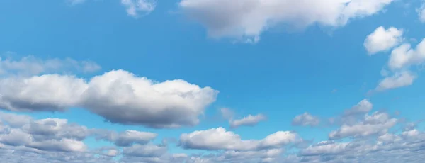 Голубое Небо Облаками Клиринговый День Хорошая Погода Панорамное Фото — стоковое фото