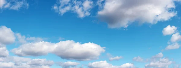 雲に青い空 晴れた日と良い天気 パノラマ写真 — ストック写真