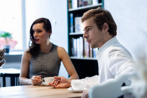 Schönes Paar Einem Café Einem Tisch Trinkt Kaffee Lächelnd Einander — Stockfoto