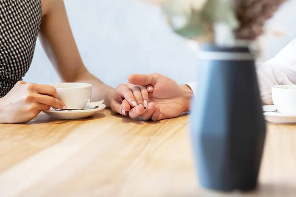 Immagine Ritagliata Felice Giovane Coppia Che Tiene Mano Nel Caffè — Foto Stock