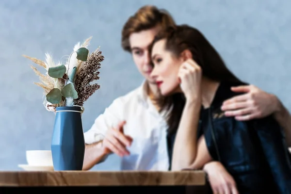 Schönes Paar Einem Café Einem Tisch Trinkt Kaffee Und Redet — Stockfoto