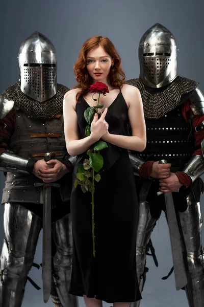 Красива Дівчина Чорній Сукні Червона Троянда Руці Поруч Двома Лицарями Стокове Фото