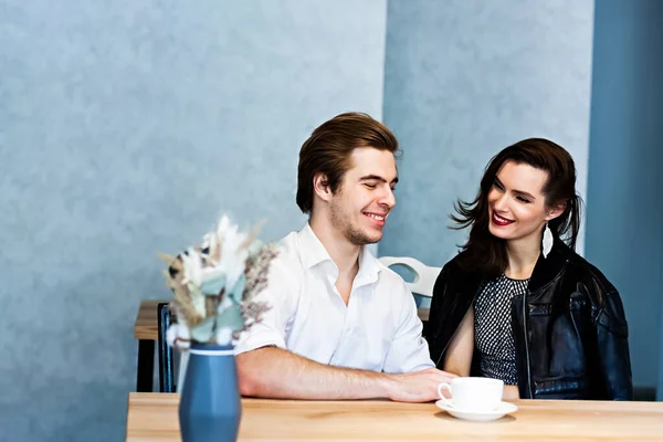 Hermosa Pareja Café Una Mesa Bebe Café Hablando Algo —  Fotos de Stock