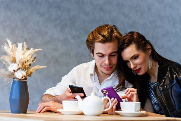 Schönes Paar Einem Café Einem Tisch Trinkt Kaffee Und Schaut — Stockfoto