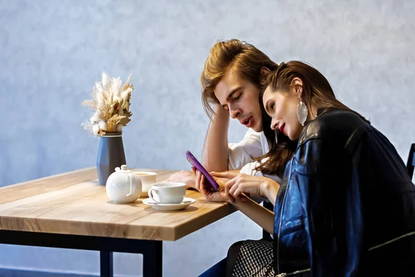 Pasangan Yang Cantik Kafe Meja Minum Kopi Dan Menonton Sesuatu — Stok Foto