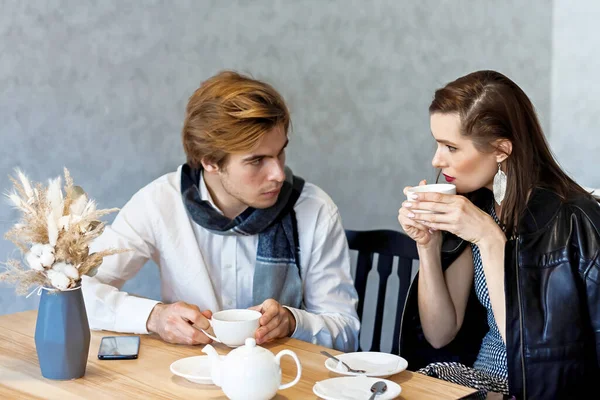 Beautiful Couple Cafe Table Drinks Coffee Talking Something — Stock Photo, Image