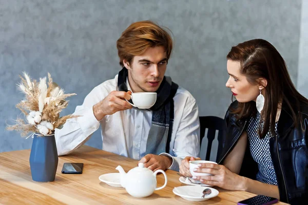 Pasangan Yang Cantik Kafe Meja Minum Kopi Dan Berbicara Tentang — Stok Foto