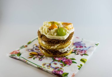 Beyaz arka plan el yapımı tatlı pasta