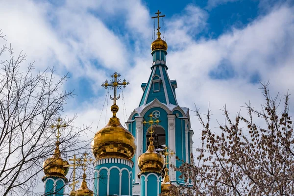 Domes of an Orthodox church and blue sky — Stock Photo, Image