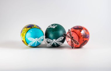 Beyaz bir arka plan üzerinde çeşitli renklerin Paskalya yumurtaları