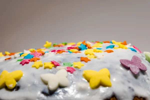Pasen taart op witte achtergrond met eigen handen — Stockfoto