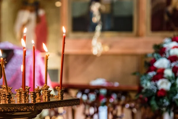 Burning candles in the service in the church — Stock Photo, Image