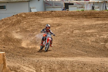 Moskova 'daki Teknik Spor Stadyumu' nda motokros antrenmanında bir çocuk.