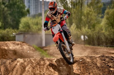 Moskova 'daki Teknik Spor Stadyumu' nda motokros antrenmanı