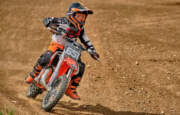 Un niño en una sesión de entrenamiento de motocross en Moscú en el Estadio Técnico de Deportes — Foto de Stock