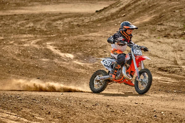 Un niño en una sesión de entrenamiento de motocross en Moscú en el Estadio Técnico de Deportes — Foto de Stock