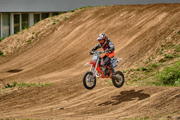 Un niño en una sesión de entrenamiento de motocross en Moscú en el Estadio Técnico de Deportes — Foto de Stock