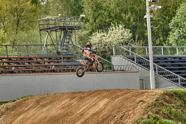 A child at a motocross training session in Moscow at the Technical Sports Stadium — 스톡 사진