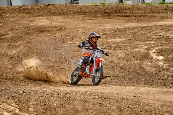 Dziecko na szkoleniu motocrossowym w Moskwie na Technicznym Stadionie Sportowym — Zdjęcie stockowe