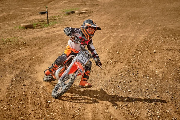 Un niño en una sesión de entrenamiento de motocross en Moscú en el Estadio Técnico de Deportes — Foto de Stock