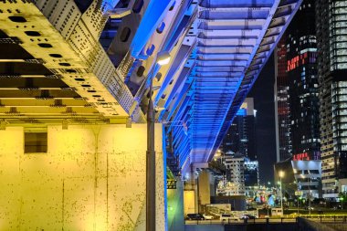 Gece Moskova 'da mavi ışıklarla dolu bir köprü.