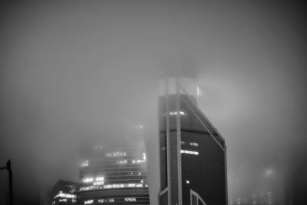Buildings of the Moscow City office complex at night in the fog — Stock Photo, Image