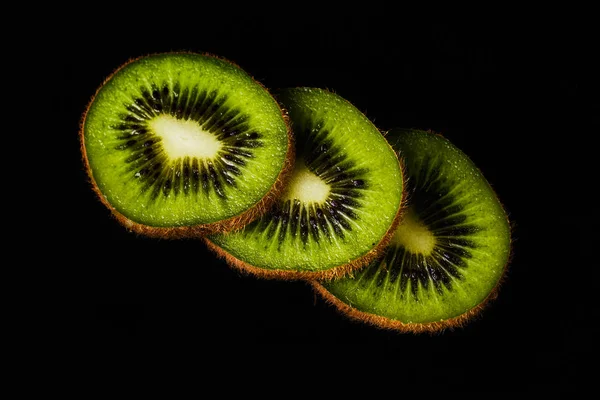 Sliced kiwi on a black background close-up — Stock Photo, Image