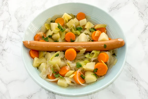 Guláš klobása Frankfurter v Blue Soup Bowl — Stock fotografie