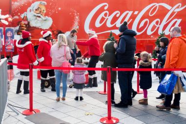İnsanlar Coca Cola kamyonu, Cardiff, İngiltere'de önünde kuyruk