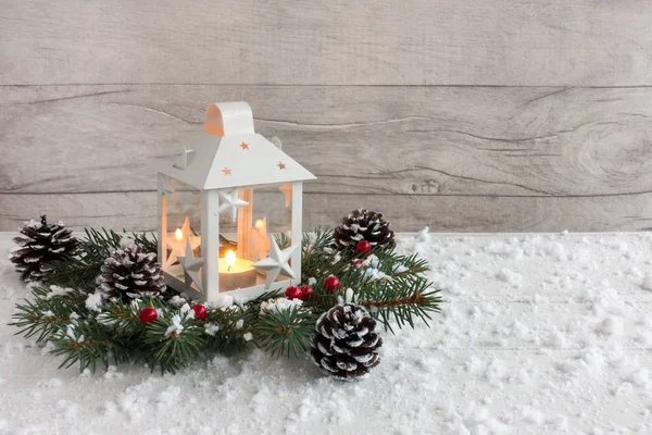 Weihnachtslaterne auf Tannenzweigen und Schnee — Stockfoto