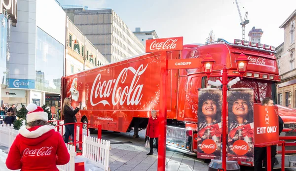 Cardiff, İngiltere'de Coca Cola Noel kamyon geldi