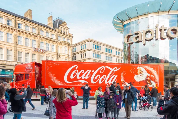 İnsanlar Coca Cola kamyonu Cardiff, İngiltere'de fotoğrafını çekmek